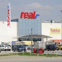 Real pleaca din Romania. Auchan ar putea prelua magazinele!