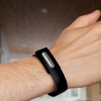 Afaceri de pretutindeni: Nymi - Bratara care te logheaza la gadget-urile personale cu ajutorul batailor inimii tale!