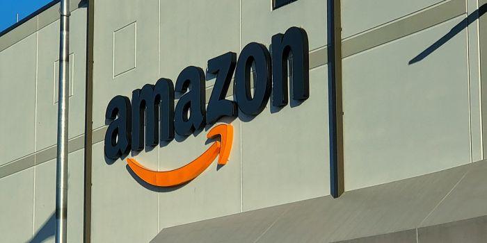 Amazon schimba tactica. Compania isi va inchide cele doua magazine fizice de haine