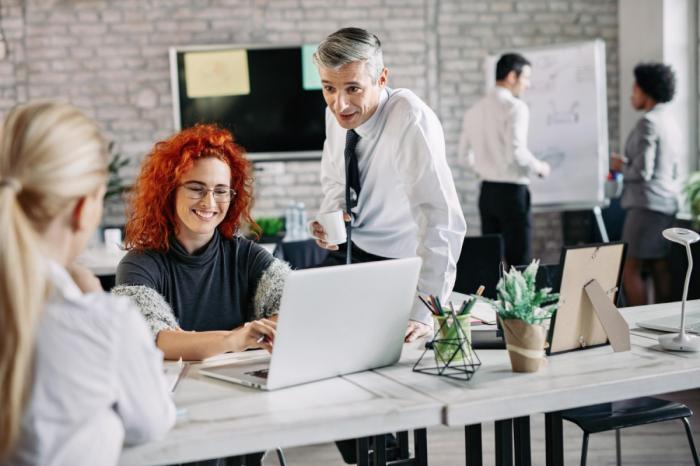 Managementul resurselor in companiile moderne: cum influenteaza mediul de lucru performanta echipei