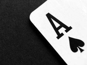 Cum se joaca blackjack pe o platforma de casino online?