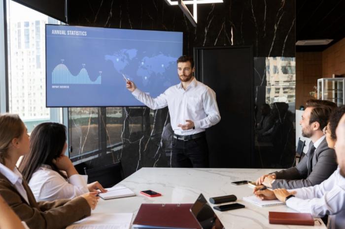 Videoproiectorul potrivit pentru afacerea ta: ghidul DeskOn pentru alegerea corecta