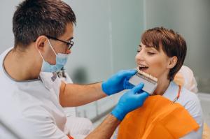 Implant dentar pret. De ce acest tratament reprezinta o investitie buna?