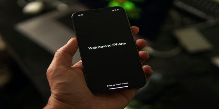Apple: Update de securitate pentru un telefon vechi de aproape 10 ani